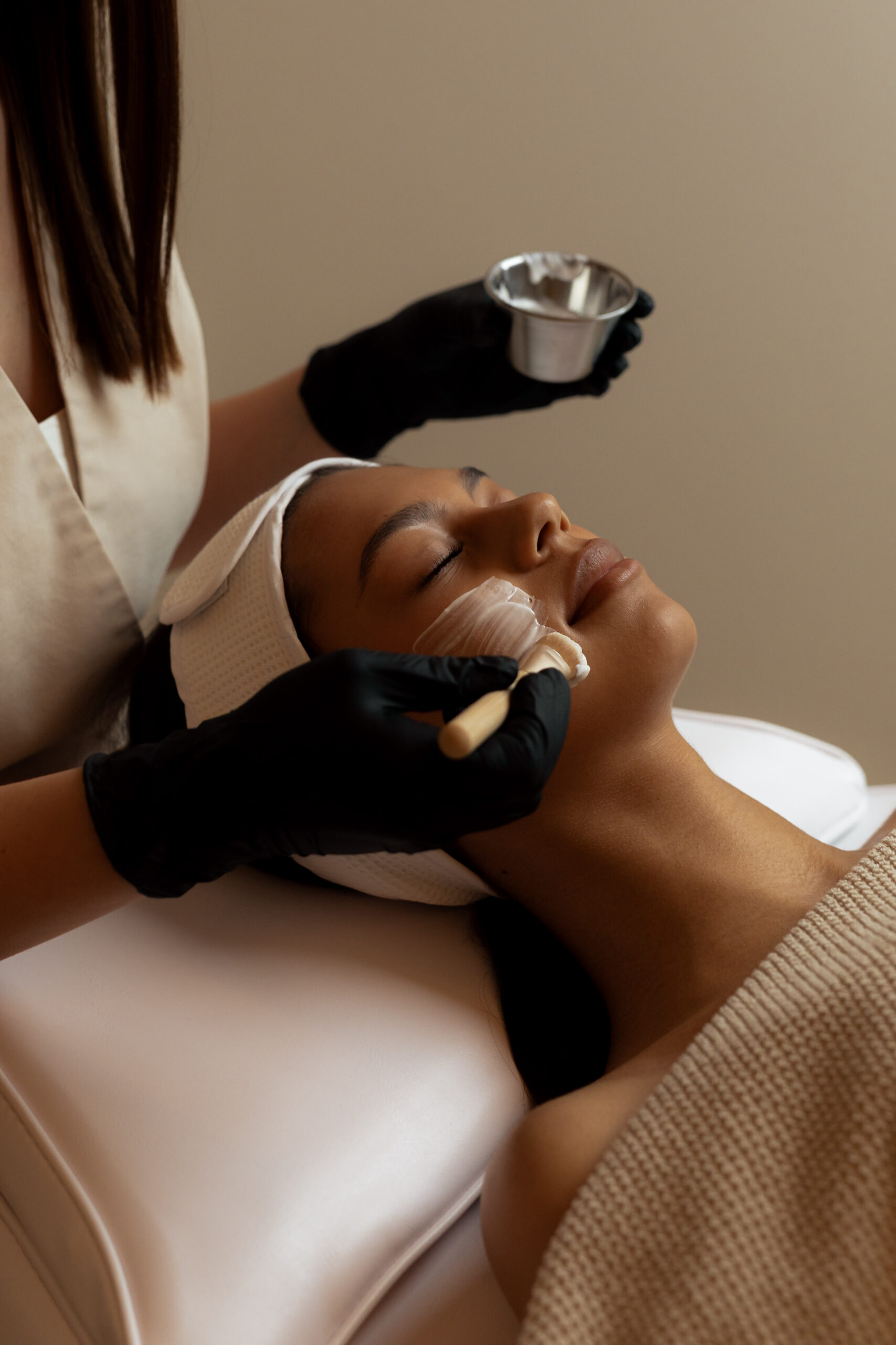 kaboompics_botox-fillers-facial-treatments-skincare-in-aesthetic-medicine-clinic-39542